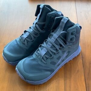 Altra Lone Peak 9 Waterproof Mid Hiking sample